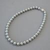Collar de perlas redondas con borde cruzado, joyería que resalta las elegantes costuras con hebilla magnética francesa y perlas de imitación.