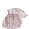 Ropa coreana para niños 2025 nuevo verano niñas combinación de colores letra camiseta de manga corta pantalones cortos rosas para niños conjunto de dos piezas moda