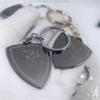Etiqueta de láser Shield 4 tienda S regalo pequeño coche personalizado regalos promocionales aleación de zinc grabado LOGOTIPO colgante