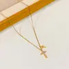 Colar Popular de Aço Titânio Completo com Design de Nicho para Mulheres, Adequado para o Dia a Dia, Elegante e Luxuoso, Banho de Ouro Real de Alta Qualidade, Corrente Versátil para Clavícula