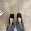 Sapatos femininos estilo Xiaoxiang de camada única, primavera e outono de 2025, lançamento, com laço, bico quadrado, sapatos baixos para mulheres, boca rasa, todos os tipos de calçados, combinando com o leite