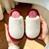Chinelos de algodão infantis, novos estilos outono/inverno para meninas, chinelos internos antiderrapantes e quentes, chinelos de pelúcia fofos para bebê e combinando pais e filhos