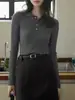 Suéter de tricô cinza simples e elegante com gola alta para mulheres, perfeito como uma camada base estilosa e ajustada para o outono e inverno