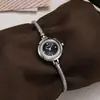 Moda com temperamento retrô luxo leve toque de alta qualidade relógio feminino pulseira requintada relógio feminino de nicho atacado