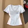 Camisa de Manga Corta con Cuello en V de Color Contrastante Estilo Retro Americano Hombro Derecho para Mujer Verano Nuevo Sexy Único Aspecto Adelgazante Top Corto