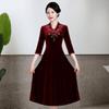 Cheongsam de terciopelo rojo de alta gama de Shenzhen nuevo talla grande otoño e invierno vestido de madre suegra feliz para mujer al por mayor