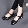 Zapatos de mujer populares de estilo poco profundo con una sola tira, nuevo modelo de otoño 2026, zapatos pequeños de piel con suela blanda y parte superior suave, tacón bajo, punta redonda, adecuados para madres