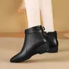 Novas botas de algodão outono e inverno 2026, com salto plataforma, bico fino, sola antiderrapante, palmilha macia e forro de fleece para aquecimento, tornando-as botinhas versáteis e estilosas para mulheres