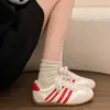 Zapatillas de entrenamiento alemanas para mujer de moda estilo francés, nueva colección otoño 2026, suela plana retro, ligeras, finas, zapatillas blancas casual versátiles