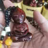 Pingente Ornamentado Pixiu Esculpido à Mão em Sândalo Roxo, Artesanato de Decoração de Bule Portátil Yiming Xianyuan