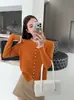Cardigan Suéter Feminino Casual Andy de Veludo com Gola Redonda, Malha Trançada Fashion Redutor de Idade, Versátil com Patchwork de Renda