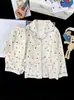 Conjunto de loungewear infantil fino e leve para primavera e outono, com um cardigã de manga comprida e um conjunto de pijama de algodão estilo coreano com estampa de nuvens para meninas