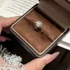Anillo de Plata de Ley 925 con Moissanita para Mujer, Mismo Estilo de Tiktok, Corona Clásica de Seis Garras de la Familia Zhou, Regalo de Propuesta, Suministro Directo del Fabricante