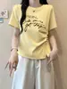 Camiseta de mujer talla grande con estampado de letras, manga corta, nuevo estilo de verano, con hombros normales, entallada en la cintura y diseño de pliegues irregulares, única y de nicho