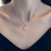 Collar de concha blanca de mariposa tridimensional sin color, diseño de cadena de clavícula de acero de titanio con personalidad de nicho para mujer europea y americana, colgante con chapado de sentido
