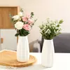 Bestseller transfronteiriço: Vaso de plástico com imitação de cerâmica branca, com abertura pequena estilo chinês e padrão vertical de losangos, oferecendo um toque de luxo para arranjos de flores