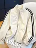 Chamarra deportiva a rayas estilo coreano con cuello alto y cierre para mujer, colección otoño 2026, chamarra corta color block, top versátil y elegante