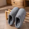 Pantuflas peludas para mujer, nueva colección otoño/invierno 2026, diseño simple, suela antideslizante, forradas de felpa para mayor calidez, y disponibles en estilo para pareja