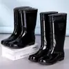 Botas de lluvia para hombre, antideslizantes, altura media hasta la pantorrilla, botas de goma de caña alta, adecuadas para sitios de construcción, con forro adicional para abrigar, engrosadas para mayor durabilidad y con una suela de goma resistente.