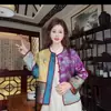 Jaqueta estilo europeu, imitação de seda, brocado Song, color blocking, gola alta, botões de rã, solta, modeladora, luxo leve, versátil, estilo chinês