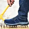 Sapatos de trabalho sob medida para homens, respiráveis para o verão, com proteção de biqueira de aço contra impacto e perfuração, e uma sola de borracha para proteção em canteiros de obras
