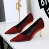 9527 Moda Francesa Estilo Banquete Punta Fina Poco Profundos Dorado Satín de Seda Tacones Altos para Mujer Zapatos de Tacón de Metal de Gama Alta para Mujer
