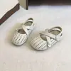 Sandálias fechadas para bebês, estilo floresta, doces, trançadas, vazadas, 2026 nova coleção primavera/verão, sapatos macios para bebês