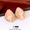 Pendientes de Plata con Hojas de Aguja Brillantes y Plisados Europeos y Americanos, Clavos Modernos y Versátiles, Pendientes de Estilo Minimalista Simple para Mujeres, Diseño de Nicho