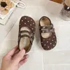 Sapatos de Couro para Meninas 2026 Nova Coleção Primavera e Outono Sapatos de Princesa Fofos com Bolinhas Infantis Sapatos Antiderrapantes de Solado Macio para Meninas Estilo Birkenstock