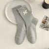 Calcetines de tela blanca Miu para mujer con lazo de encaje, calcetines holgados de dibujos animados, calcetines de media pantorrilla 25 Accesorios de moda de otoño Ins