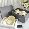 Juego de Taza y Platillo de Porcelana Fina Flor Amarilla Pequeña Fondo Blanco Estilo Europeo Taza y Platillo de Café Juego de Té para la Tarde Taza y Platillo Lujo Accesible Retro Regalo