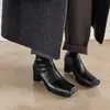 Botas elásticas de tacón grueso con punta cuadrada y diseño de nariz de cerdo para mujer 2024 Otoño e Invierno Nueva Llegada Botas de tacón alto fino de piel de oveja Tacón medio