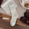 Meias femininas de cor básica, meias novas de cano médio para o início do outono, meias longas listradas com babados, meias simples e versáteis para usar em camadas, meias femininas de algodão