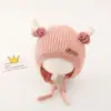 Bonitos y adorables gorros de otoño e invierno para niños, con diseño de poner, material de punto y una serie de dibujos animados, que brindan abrigo y protección para los oídos para bebés y niños pequeños.