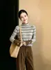 O popular top de malha com gola alta listrado em cinza e cor contrastante de manga comprida deste ano para outono e inverno, estilo coreano, absolutamente lindo, modelador, suéter estiloso