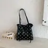 Bolso de mano versátil estilo coreano con lunares, estilo simple para el día a día, tipo cubo para mujer, alto atractivo estético, bandolera y de hombro femenino