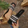 Pantuflas de Mujer 2026 Verano Nuevo Estilo Étnico Pantuflas Planas para Uso en Exteriores Sandalias Tejidas de Moda Europea y Americana para Mujer