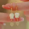 Brincos de Jade Hetian Lírio-do-Vale com um Toque de Elegância, Estilo Tendência Nacional, Pingentes de Orelha Longos com Franja e Flor de Rosa para Mulheres