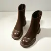 Botines de gamuza para mujer de suela gruesa en color café con tacón grueso, versátiles para ir al trabajo, punta redonda, cierre trasero, botas elásticas de ajuste ceñido, en stock