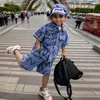 Conjunto de Verão para Meninos com Estampa de Letras Grandes em Jeans, Roupa Infantil Moderna Estilosa de Manga Curta, Roupa Infantil para Exportação, Conjunto de Duas Peças para Crianças Pequenas