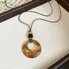 Collar con cordón de cuero, colgante redondo de madera y acrílico para mujer, lujo ligero, alta gama, cadena para suéter, moderno, versátil y fácil de combinar.
