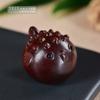 Colgante de pez globo enojado tallado en madera de sándalo rojo, colgante de juego de texto de madera de ciprés coloreada, accesorios DIY, lindo regalo para pareja