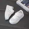 Tênis brancos para crianças, novo modelo 2026, sapatos versáteis de sola macia para meninos e meninas, sapatos escolares da moda para crianças maiores, sapatos esportivos