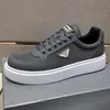 Estação Europeia 2025 Nova Camada Superior Couro Bovino Casual Confortável Respirável Solado Grosso Aumento de Altura Cadarço Bico Redondo Tendência Sapatos Masculinos