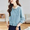 Cardigan Tricotado com Gola Lapela Color Block e Flor Tridimensional para Mulheres 2025 Nova Coleção Primavera & Outono Jaqueta Suéter Curta Super Bonita