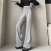 Calça atlética feminina estilo americano, fluida, elástica, de cintura alta, levemente flare, coleção outono 2026, casual, slim-fit e que valoriza a silhueta.