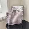 Bolsa de mano tipo tote de gelatina a rayas de colores en PVC para mujer, procedente del fabricante en Baigou, disponible para entrega transfronteriza, personalizable y se puede imprimir con un logotipo