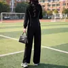Conjunto esportivo feminino de duas peças para primavera e outono: moletom com zíper e capuz, mangas com punho e calça longa casual de perna larga, atacado para vendas transfronteiriças