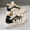 Zapatos de plataforma de caña alta con suela gruesa para mujer 2026 nuevo estilo de invierno forrados de felpa que aumentan la altura zapatos blancos zapatillas versátiles y elegantes para mujer