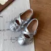Sapatos infantis de mola de outono/inverno com bico dividido falsos, sapatos de couro para bebês, sapatos Mary Jane para meninas, sapatos de princesa para bebês com tira cruzada